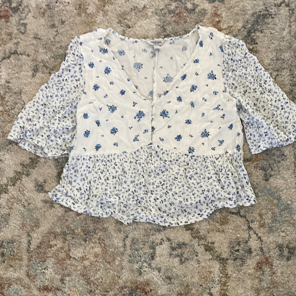 Arizona Jean Company White and Blue Floral Blouse